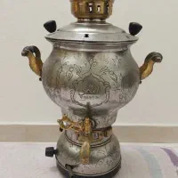 سماور قدیمی ارزندی ۶ لیتری به همراه سینی طرح دار