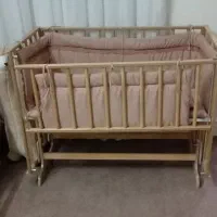 تخت کنار مادر چوبی