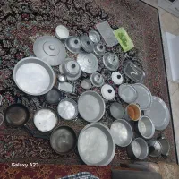 تعدادی قابلمه. تشت. سینی