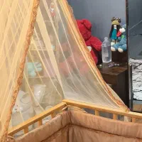 گهواره و تخت کنار مادر