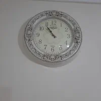 ساعت دیواری سفید طرح دار سایز متوسط