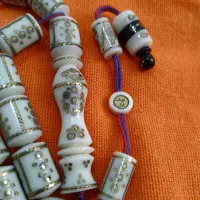 تسبیح برنج کوب و استخوان شتر در اردبیل|کلکسیون اشیاء عتیقه|اصفهان, براآن شمالی|دیوار