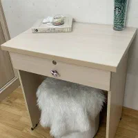 میز تحریر و کتابخانه کوچک