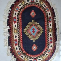 یک عدد فرش بیضی و یک عدد فرش کناره