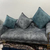 مبل هشت نفره با ده تا کوسن پایه استیل طلایی