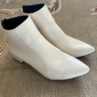 نیم بوت چرم کرمی پشت زیپ