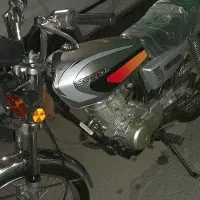 باک‌ موتور هندا کاربرات نقره‌ای تمیز سالم با قاب