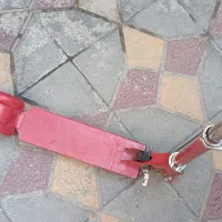 اسکوتر قرمز