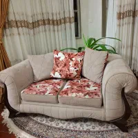مبل 7 نفره سالم و میز وسط و گل میز