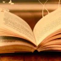 یک عدد کتاب قدیمی