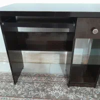 میز تحریر و کامپیوتر