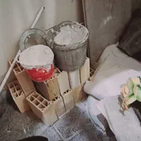 چند کیسه گچ ، آجر و تور