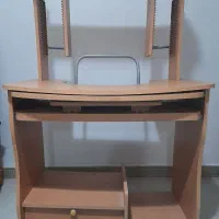 میز تحریر و کامپیوتر