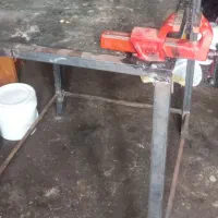 میز آهنی و گیره مکانیکی