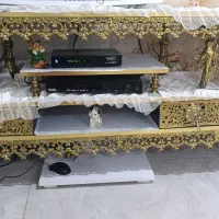 میز تلویزیون برنجی همراه با با ساعت و ویترین برنجی