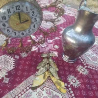یک عدد پارچ برنجی بزرگ هم ساعت برنجی پروانه برنج