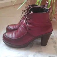 نیم بوتِ چرم طبیعی زرشکی/ کاملا سالم/ سایز ۳۸