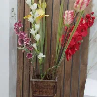 گلدان با گل مصنوعی