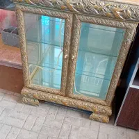 ویترین باوسایل داخلش طلایی