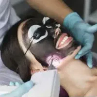 سفیدی و کربن تراپی پوست در کلینیک میراژ