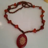 گردنبند سنگ وسط و۱۳تا سنگ دورش هم عقیق هستش