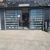 فروشنده مغازه پوشاک وکتانی