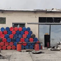 بشکه فلزی ۲۲۰ کیلویی و حلب و سطل