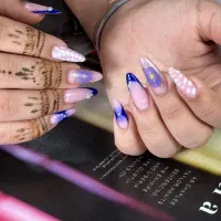 آموزش و کاشت ناخن مرجان