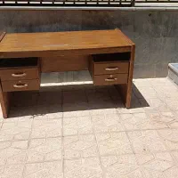 میز چوبی و میز فلزی