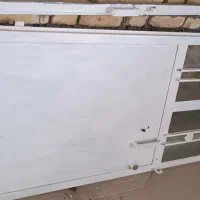 درب انباری در حد نو دارای پنجره در انتهای بالا