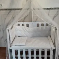 تخت کنار مادر