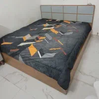 تخت دونفره به همراه تشک رویال و عسلی کنار تخت