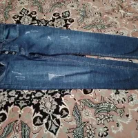 شلوار چسبان ولی خیلی تنگ نیست