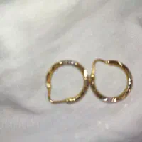 طلا  گوشواره  دو گرمی  پایینتر از تابلو