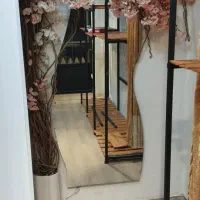 آینه قدی چراغ دار و گل تزیینی