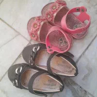 مقداری لباس وکفش بچگانه دختر