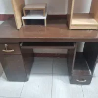 تعدادی صندلی ثابت و چرخدار در حد نو