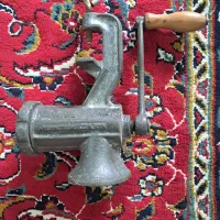 چرخ گوشت دستی قدیمی شصت ساله