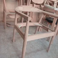 نجار ماهر میز و صندلی