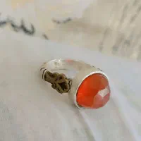انگشتر عقیق سرخ یمن. تربت زیر نگین. رکاب صفو