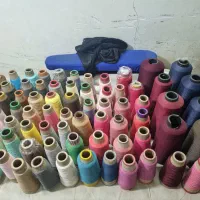 تعداد زیادی نخ زیگزال و دوک|چرخ خیاطی و ریسندگی|صفادشت, |دیوار