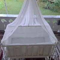 تخت کنار مادر