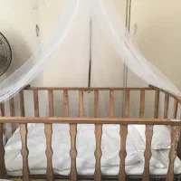 تخت کنار مادر دانینی