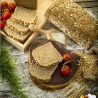 فروشنده خانوم  کار در فروشگاه نان وشیرینی