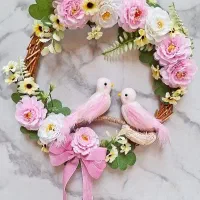 حلقه گل پشت دری