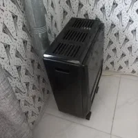 میز نهارخوری و بخاری با میز آرایش ایستاده در حد نو