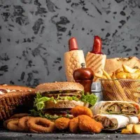 کارگر خانم فستفود