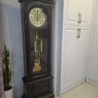 ساعت چوبی کنار سالنی