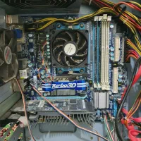 کامپیوتر رومیزی به همراه کیبورد در حد نو