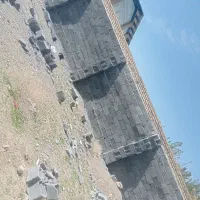 دیوار چینی سیمان کاری کاشی کاری انجام می‌شود‌